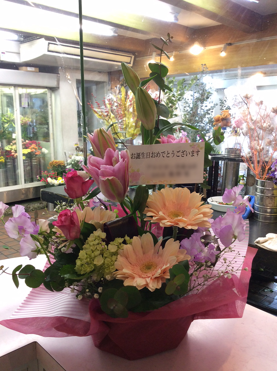 ピンクのユリと季節の花のアレンジ オザキフローリスト ピンクのユリと季節の花のアレンジ オザキフローリスト